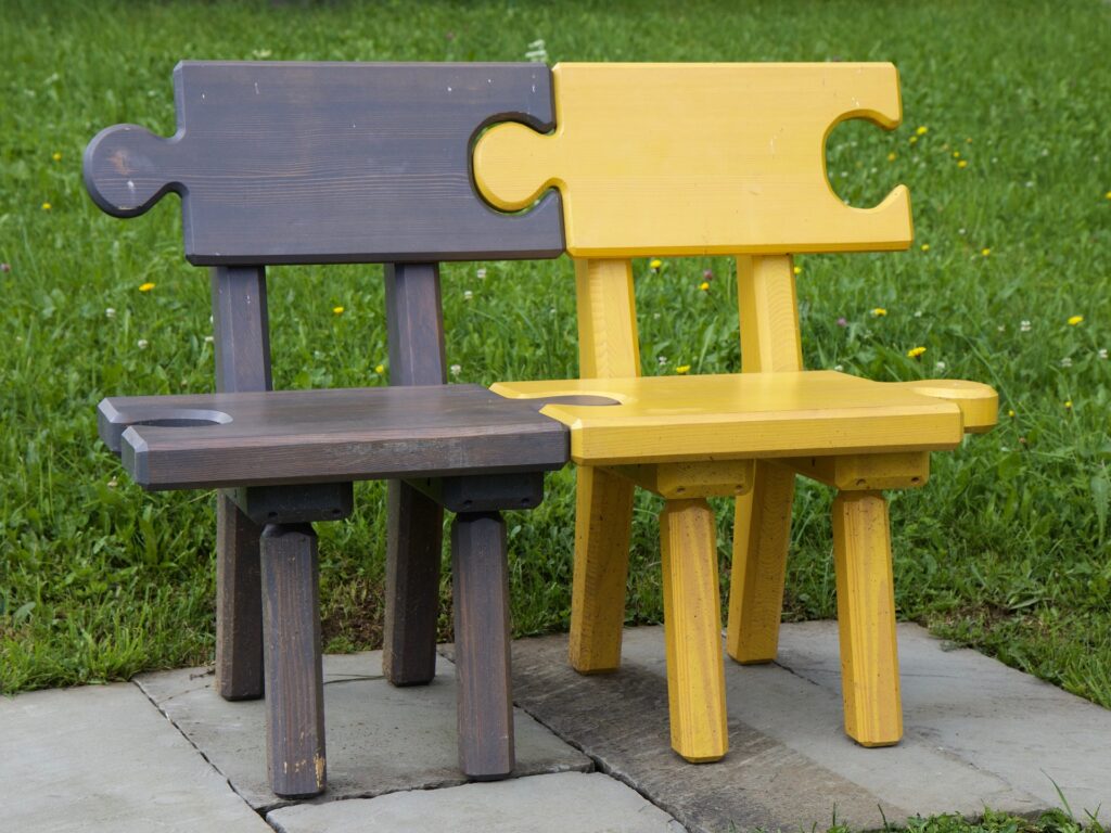 Zwei Stühle verbinden sich wie Puzzleteile zu einer Sitzbank