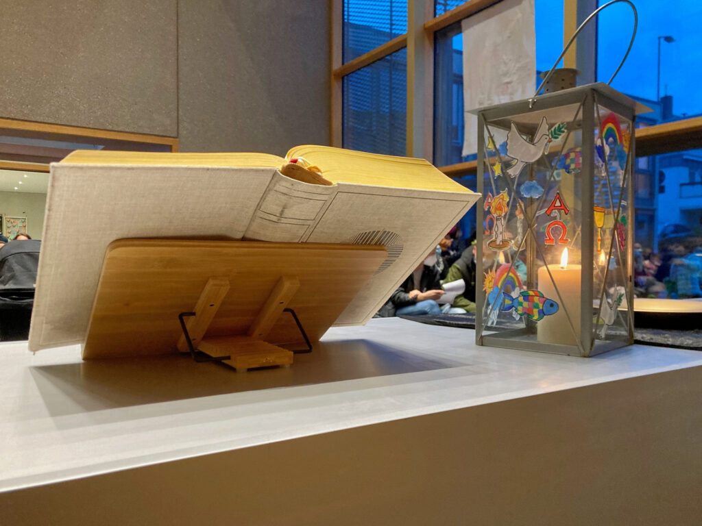 Bibel und Laterne auf dem Altar der Ev. Johanneskirche Wiesbaden beim Gottesdienst am 03.11.2022 zu Sankt Martin