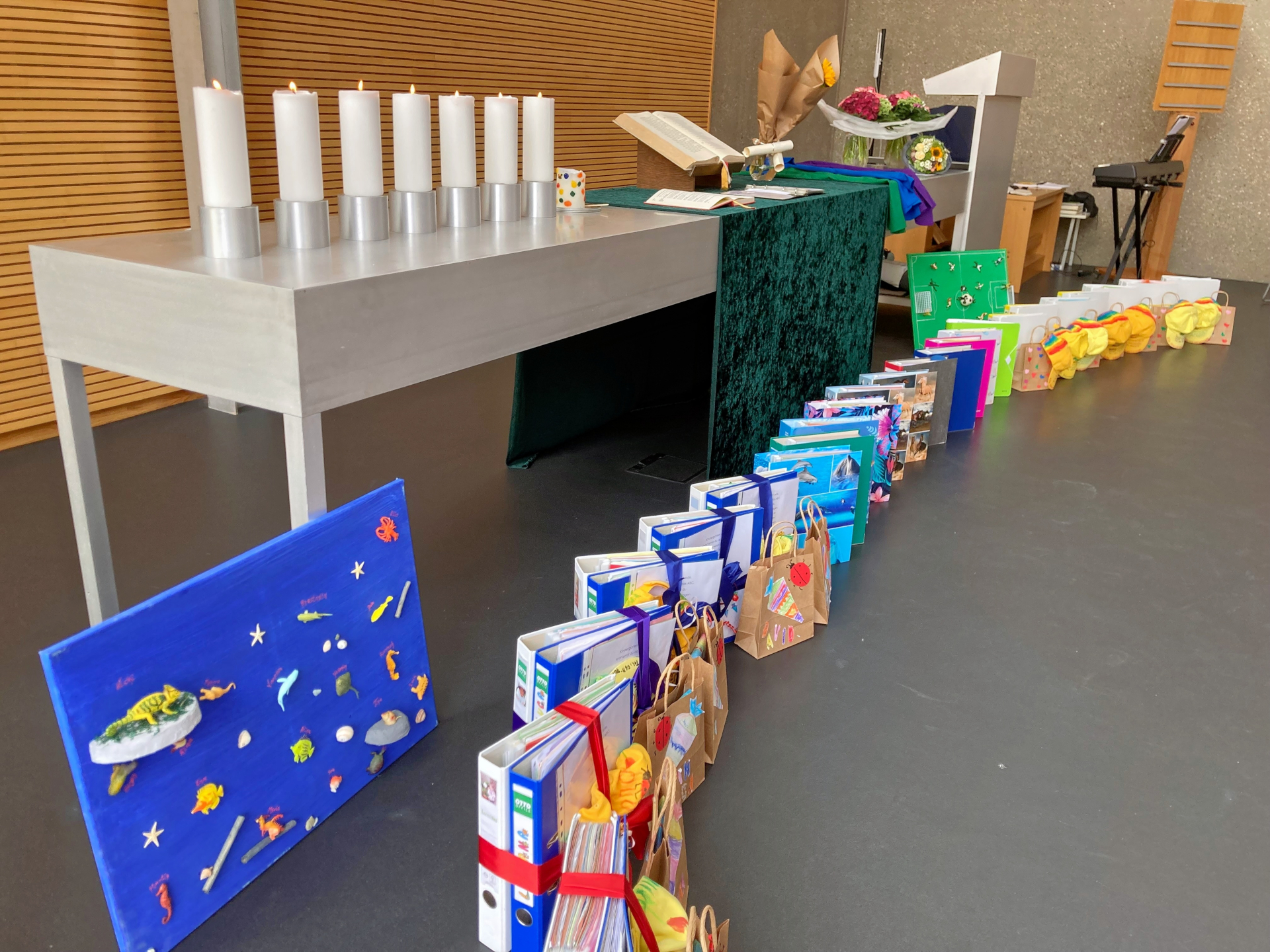 Altarschmuck und Portfolio-Ordner zur Verabschiedung der Vorschul- und Hortkinder beim Gottesdienst am 31.07.2024 in der Ev. Johanneskirche Wiesbaden